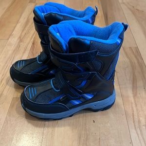 Boys snow boots size 3